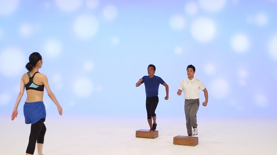「三村式 踏み台昇降エクササイズ」のワンシーン。