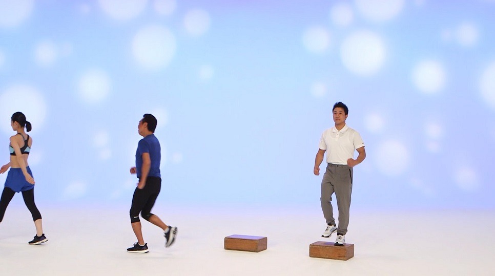 「三村式 踏み台昇降エクササイズ」のワンシーン。