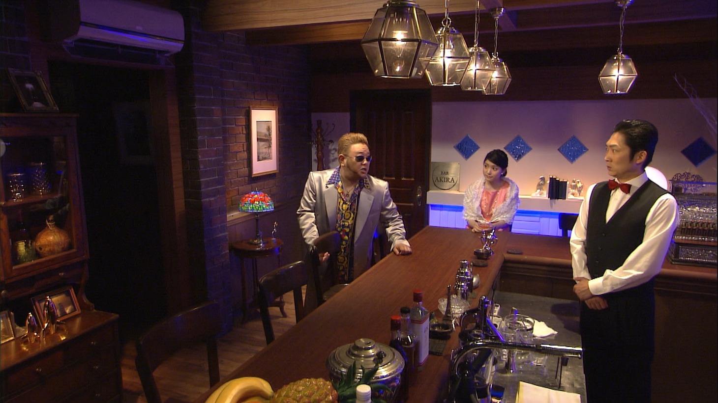 シリーズコント「BAR AKIRA（1）Vシネマ編」(c)NHK