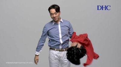 DHC「フォースコリー」の新CMに出演するバナナマン設楽。