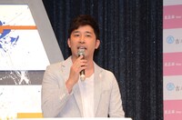 会見のMCを務めたあべこうじ。