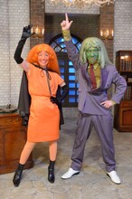 左から、コント「宇宙人総理」に登場するミモー（ちはる）とマモー（内村光良）。(c)NHK