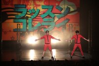 「ラッスンゴレライブ」のワンシーン。(c)2015 吉本興業