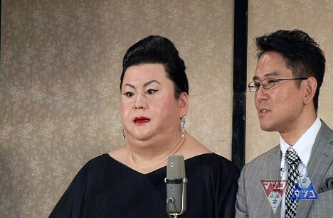 マツコロイドと漫才を披露するナイツ土屋（右）。(c)日本テレビ