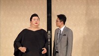 マツコロイドと漫才を披露するナイツ土屋（右）。(c)日本テレビ