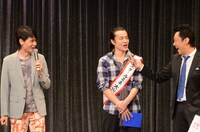 ゲストの大山英雄（中央）と、MCを務めたはりけ～んず。