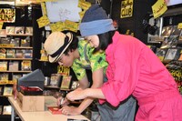 サイン＆チェキ会の様子。