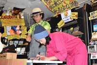 サイン＆チェキ会の様子。