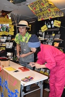 サイン＆チェキ会の様子。