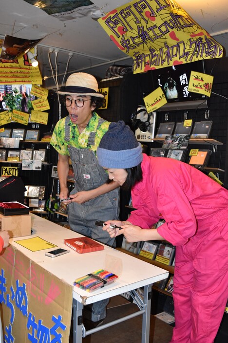 サイン＆チェキ会の様子。