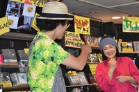 サイン＆チェキ会の様子。