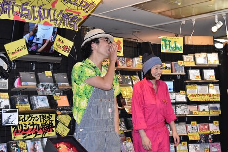 列が途切れ、客を呼びこむ片桐（左）。