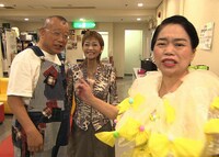 なんばグランド花月で今いくよ・くるよと挨拶を交わす笑福亭鶴瓶（左）。(c)関西テレビ