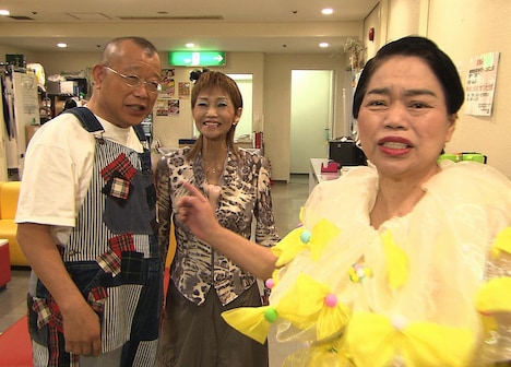 なんばグランド花月で今いくよ・くるよと挨拶を交わす笑福亭鶴瓶（左）。(c)関西テレビ