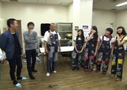 なんばグランド花月でメッセンジャー（左から2人）と挨拶を交わす一行。(c)関西テレビ