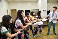 吉本新喜劇の練習に励むももいろクローバーZ。(c)関西テレビ