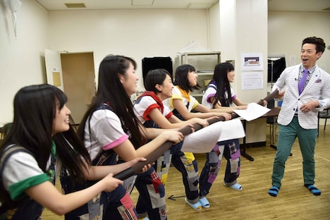 吉本新喜劇の練習に励むももいろクローバーZ。(c)関西テレビ