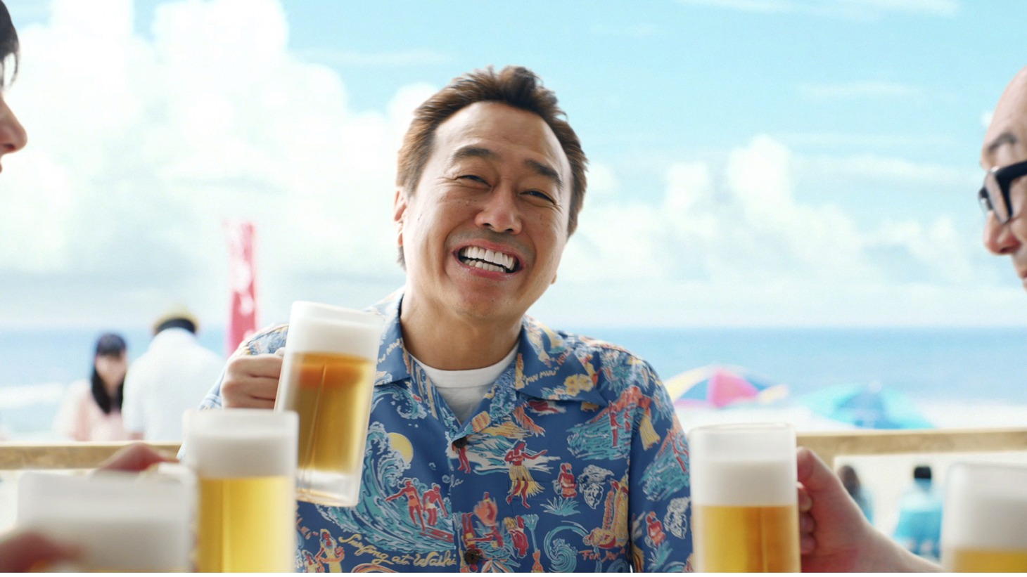 発泡酒「サッポロ 極ZERO」の新CM「極ZERO すっごく、ゼロ！篇」で歌声を披露する、さまぁ～ず三村。