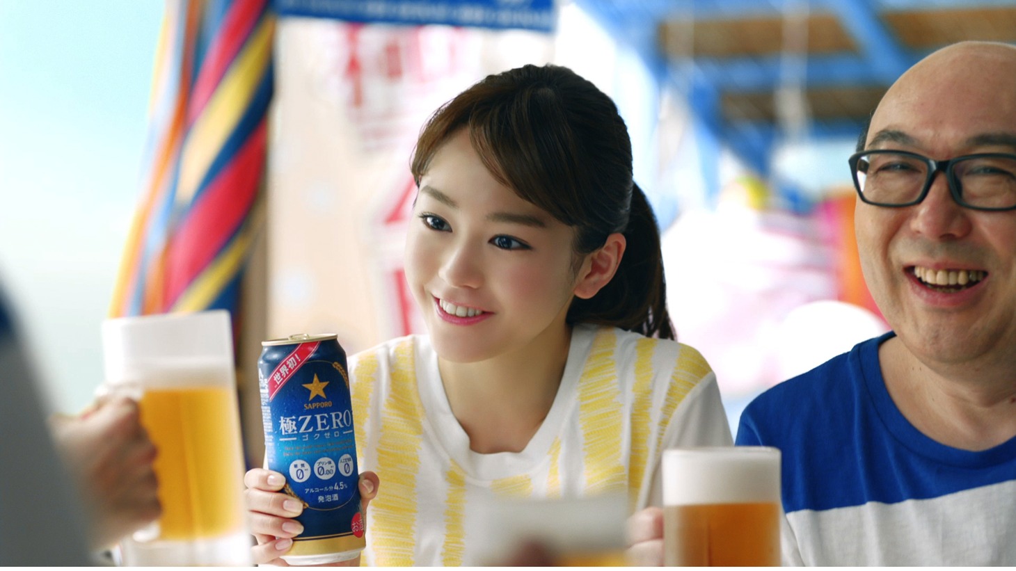 発泡酒「サッポロ 極ZERO」の新CM「極ZERO すっごく、ゼロ！篇」に出演する、桐谷美玲（中央）。