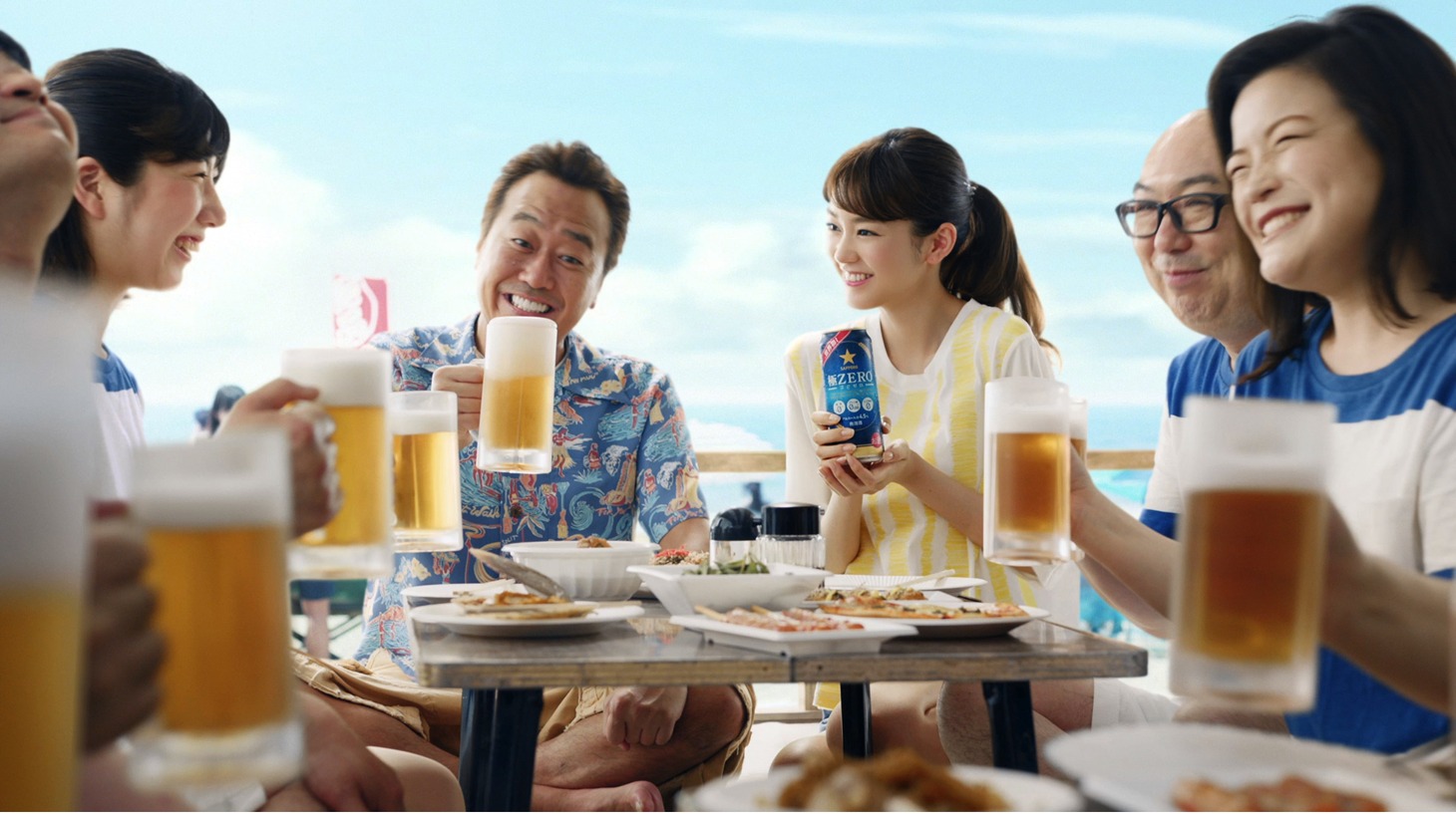 発泡酒「サッポロ 極ZERO」の新CM「極ZERO すっごく、ゼロ！篇」のワンシーン。