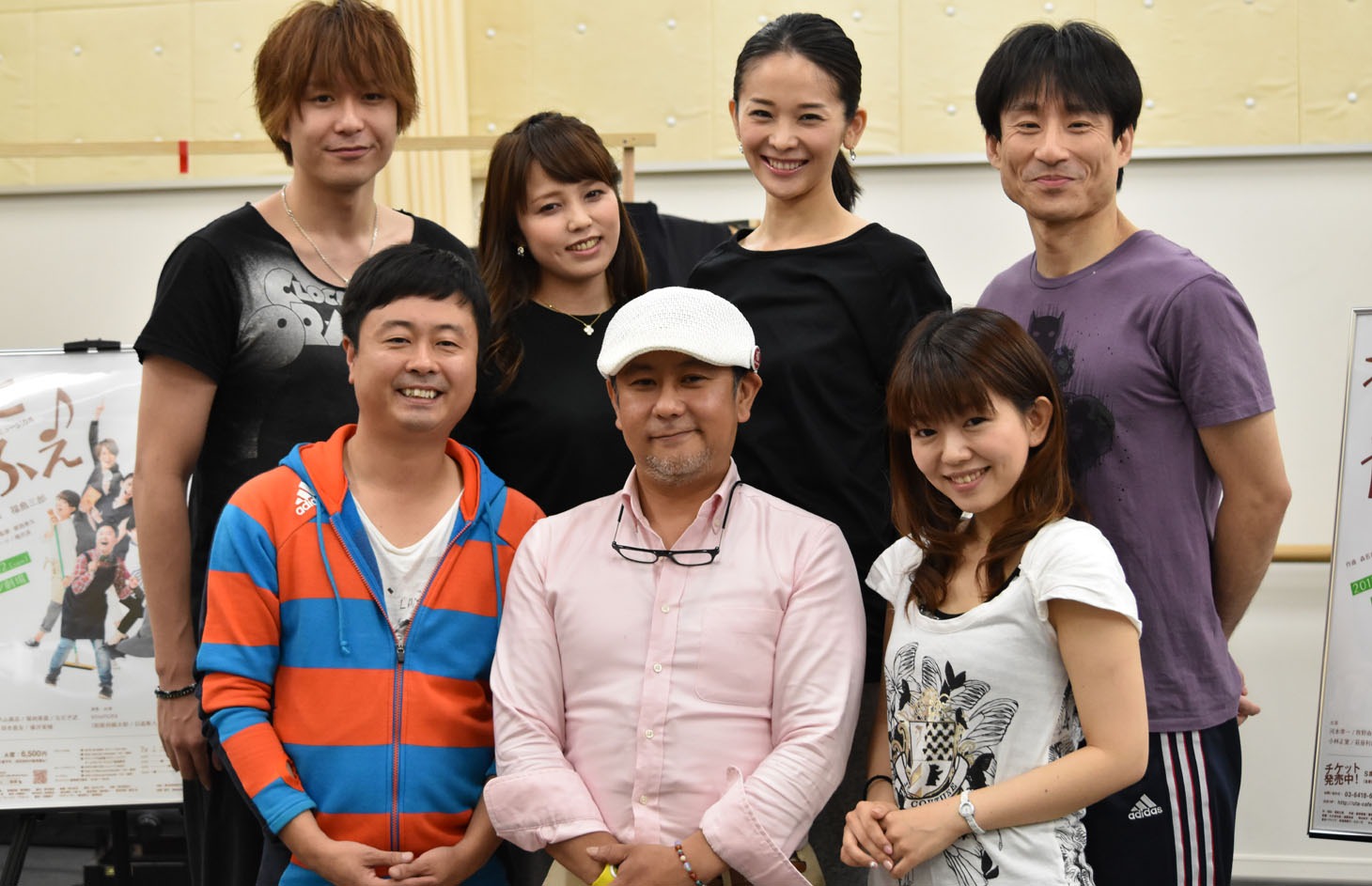 前列左から、主演の次長課長・河本、演出の福島三郎、牧野由依。後列左から、大山真志、菊地美香、陽月華、なだぎ武。