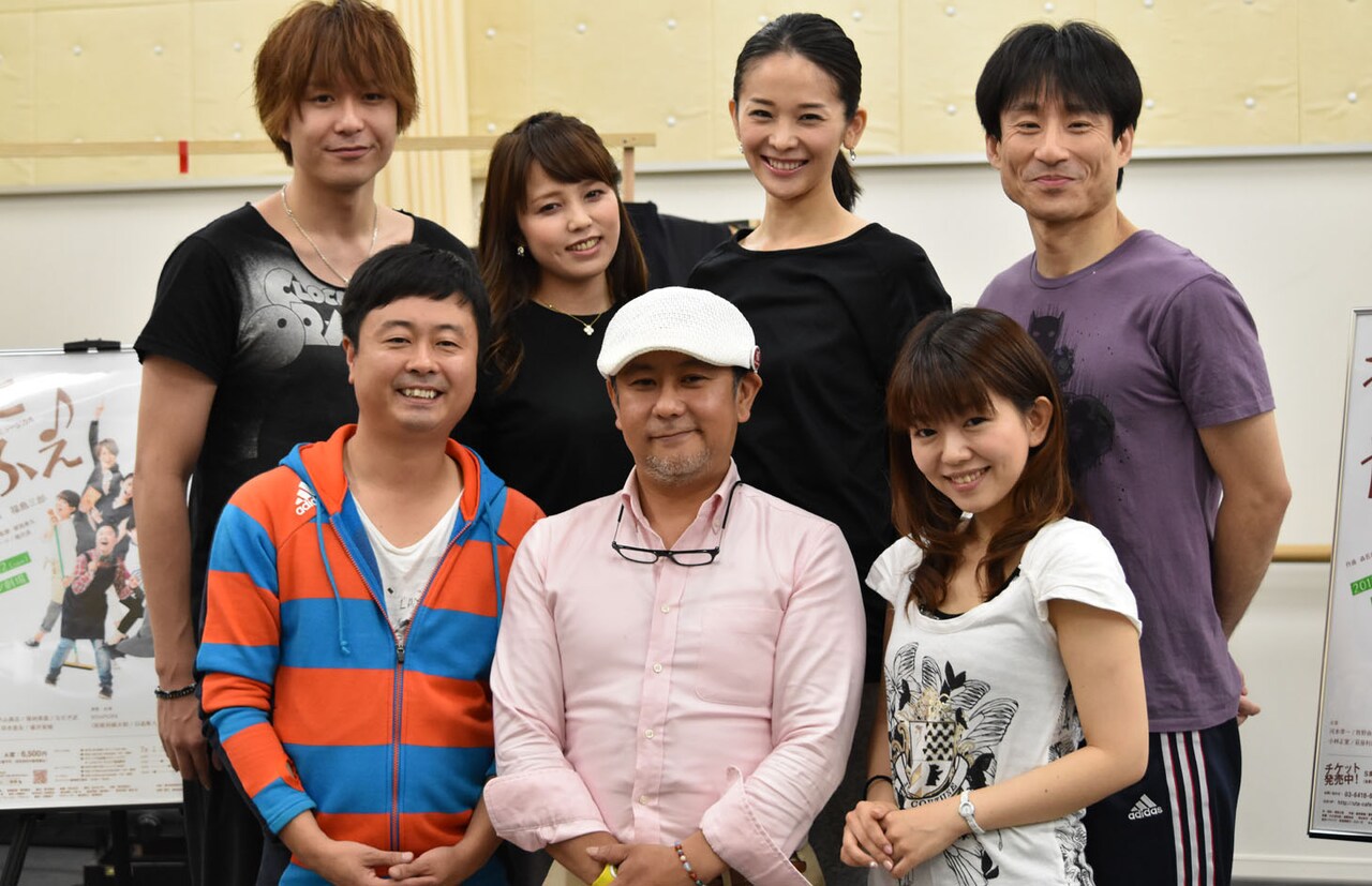 前列左から、主演の次長課長・河本、演出の福島三郎、牧野由依。後列左から、大山真志、菊地美香、陽月華、なだぎ武。