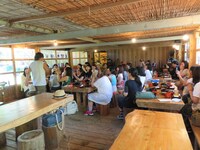 昼食会場に「Forever」を歌いながら現れたR町隆史。