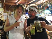 RGと「うさぎや」の店長（左から）。