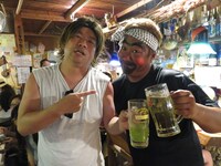 RGと「うさぎや」の店長（左から）。