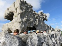 参加者たちと記念撮影を行うR町。