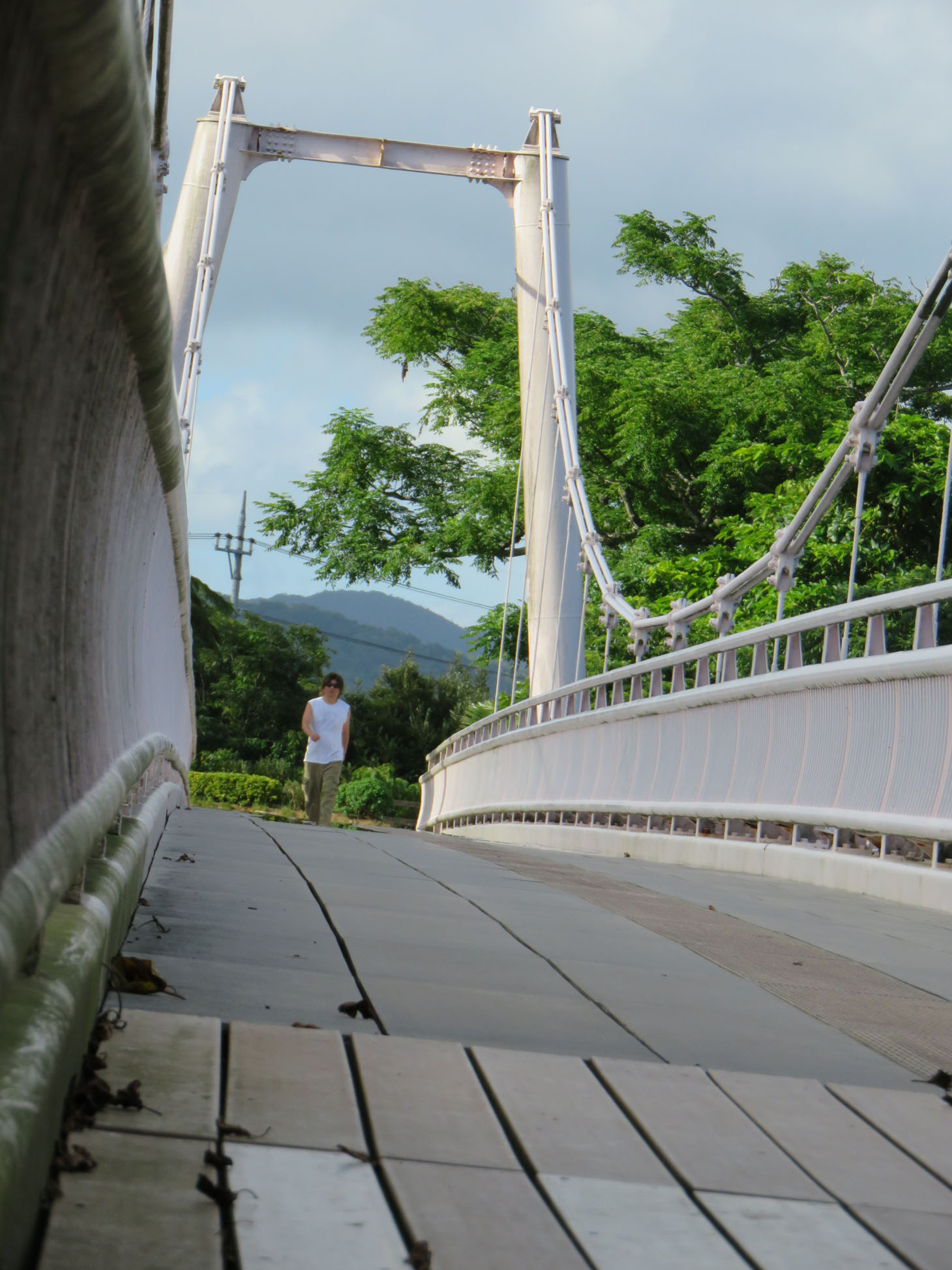 橋を渡るR町。