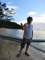 「ビーチボーイズ」の一場面のように、小瓶を見つけるR町。