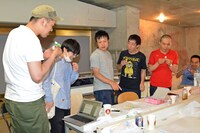 溜口が差し入れしたアイスを食べるメンバーたち。