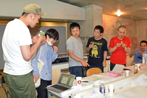 溜口が差し入れしたアイスを食べるメンバーたち。