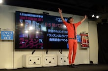 1人で「ラッスンゴレライ」を披露する、8.6秒バズーカー田中シングル。