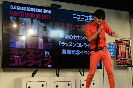 1人で「ラッスンゴレライ」を披露する田中シングル。