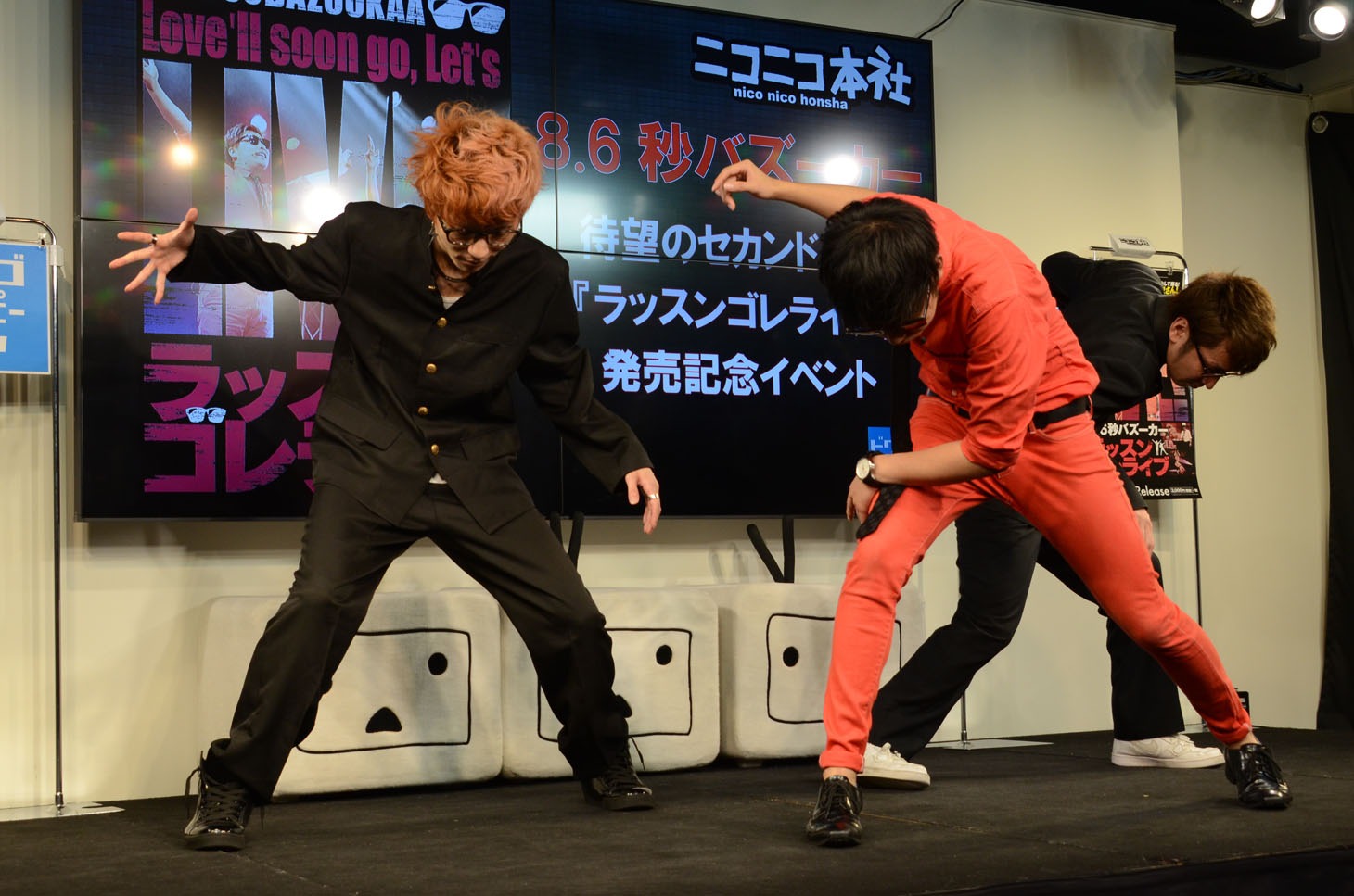 3人で「踊る授業シリーズ『本能寺の変』」を披露するエグスプロージョンと田中シングル。