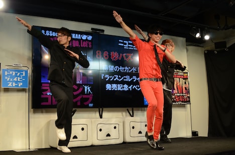 3人で「踊る授業シリーズ『本能寺の変』」を披露するエグスプロージョンと田中シングル。