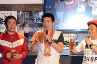 左から、江口カン監督、博多華丸、パラシュート部隊・斉藤。