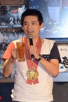 乾杯の音頭をとる博多華丸。