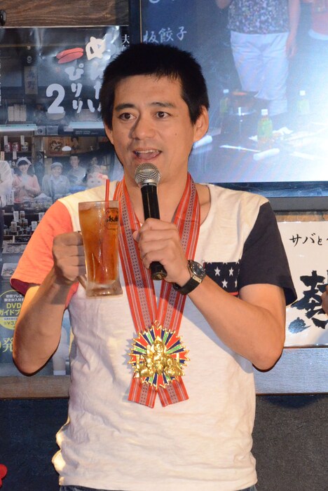 乾杯の音頭をとる博多華丸。