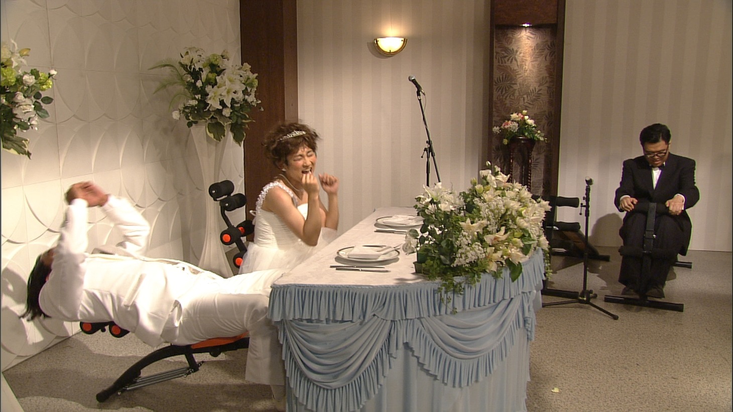 コント「腹筋結婚式」(c)NHK