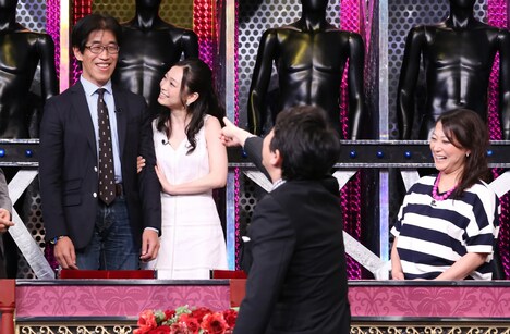 岸博幸に密着する西田あい。(c)日本テレビ