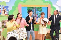 「世界名作劇場」あるあるを披露するレイザーラモンRG（右端）と、それを盛り上げるおかずクラブ、藤井隆、辻希美（左から）。