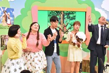 囲み取材で歌う、おかずクラブ、藤井隆、辻希美、レイザーラモンRG（左から）。