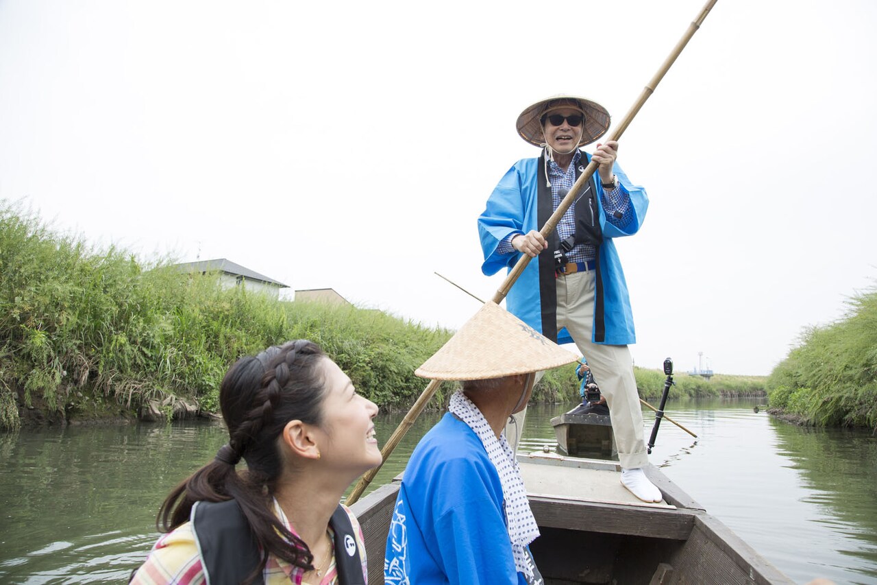 船頭に挑戦するタモリ。(c)NHK