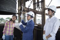 鐘つきに挑戦するタモリ。(c)NHK