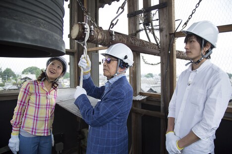 鐘つきに挑戦するタモリ。(c)NHK