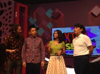 インドネシアの番組に出演するCOWCOW多田（左から2番目）とCOWCOW善し（右）。