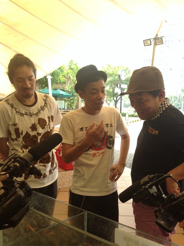 COWCOWのインドネシアロケの様子。